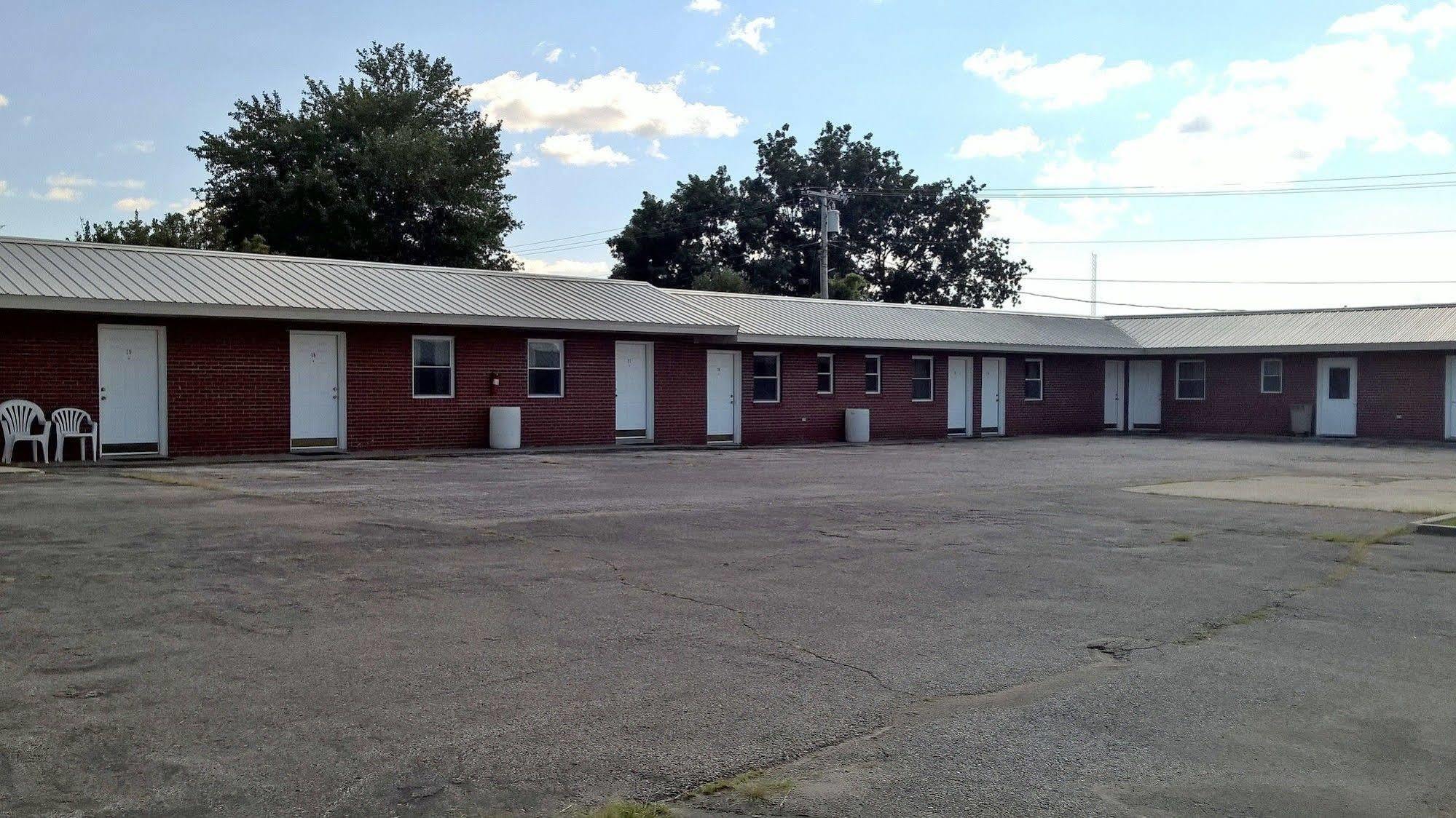 Classic Motel Higginsville Exterior photo